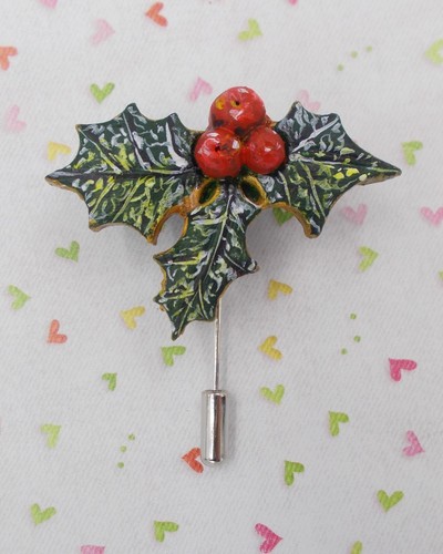 HOLLY & RED BERRIES PIN Festive Christmas Brooch Winter Wedding Pin HAND PAINTED - Picture 2 of 8