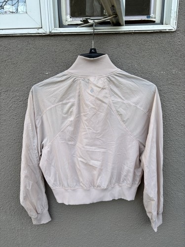 Chaqueta Lululemon Serve It Talla Mediana Beige - Imagen 9 de 9
