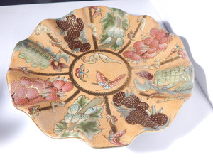 Vintage Asian Chinese Rose Medallion Heavy Porcelain Scalloped Edge Plate 10''D.