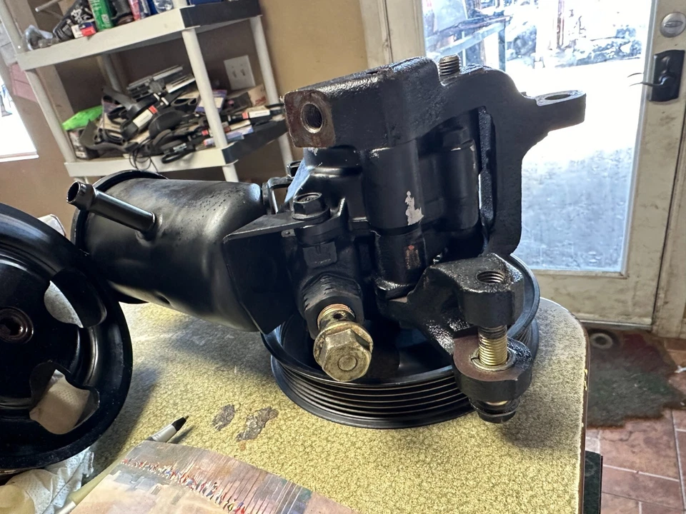 Bomba de dirección asistida hidráulica Lexus Is300 2001-2005 construcción OEM usada Foto 2 de 2