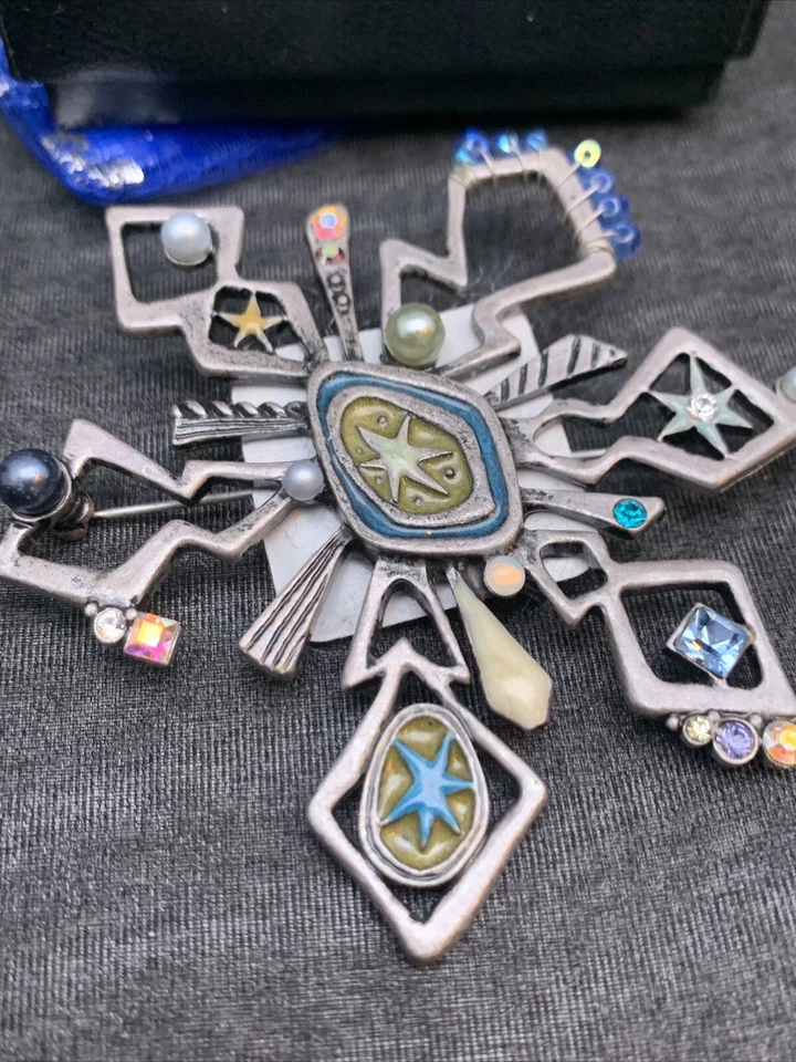 Broche prendedor Chicos detalles azules en tono plateado metal abstracto mariposa y luna Foto 2 de 4