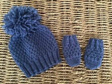 BRAND NEW DENIM BLUE MOSS STITCH UNISEX POM POM HAT AND MITTS SET IN NEWBORN BAB