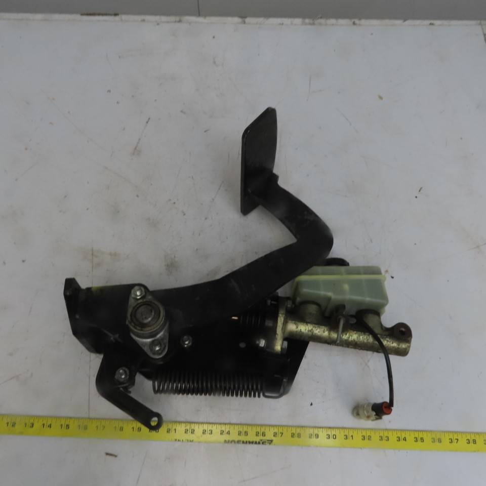 Yale Brake Master Cylinder Assembly From a GLC060TGNUAE084