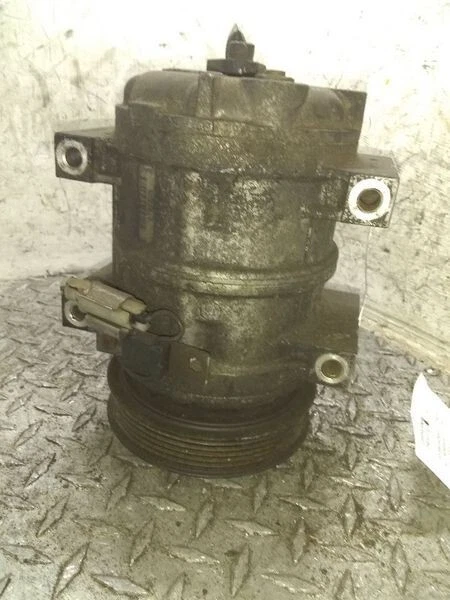 1998-1999 Volvo V70 A/C Air Compressor OEM - Image 2 of 4