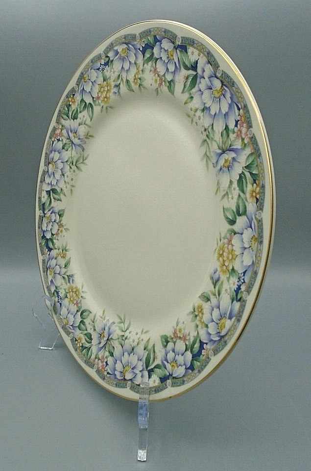 Plato de pastel Andrea by Sadek Donna flores púrpuras y blancas con adornos dorados blancos apagados  Foto 3 de 4