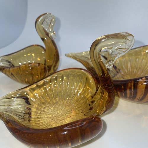 Vtg Art Glass Swan Candy Soap Trinket Dishes Set of 3 Nesting Swans Amber - Picture 4 of 5