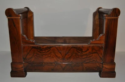 Lit rouleau ancien pour poupée style Louis Philippe en noyer - Photo 1/4