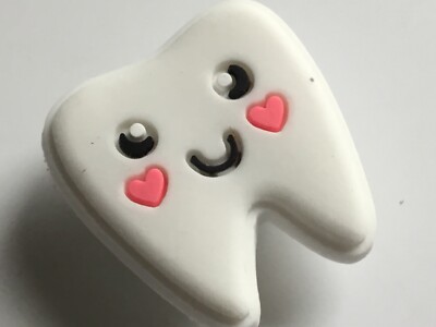 Ein Smiley weißer Zahnverstopfung Charm. Marken, Weich-PVC Charms für Clog - Crocs G