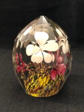 Antiker b&ouml;hmischer/tschechischer Briefbeschwerer facettierter Glas Paperweight bunte Blumen