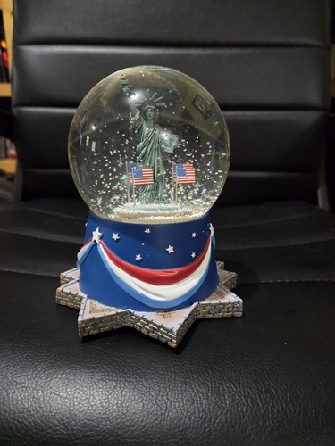 HALLMARK MUSICAL PATRIOTIC WATER GLOBE PLAYS STAR SPANGLED BANNER super chiaro - Foto 3 di 9