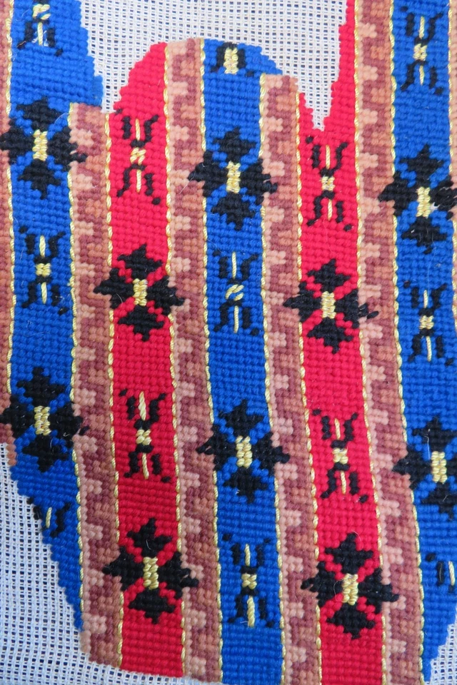 MOTIFS brodés POINT COMPTé anciens pour PAIRE de PANTOUFLES INSOLITE - Photo 2/4