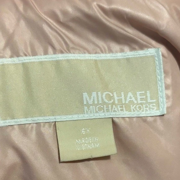 Abrigo acolchado rosa claro MICHAEL Michael Kors ribete de piel sintética capucha talla niños 6X Foto 4 de 4