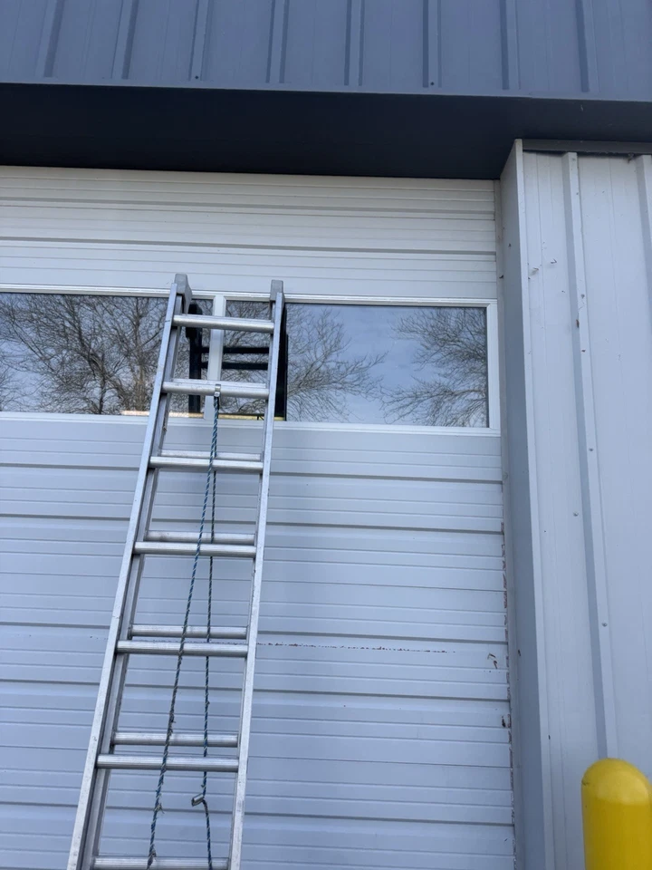 Werner D1220-2 20ft Aluminum Extension Ladder 225 lb Type II Duty Rating Used - Image 4 of 4