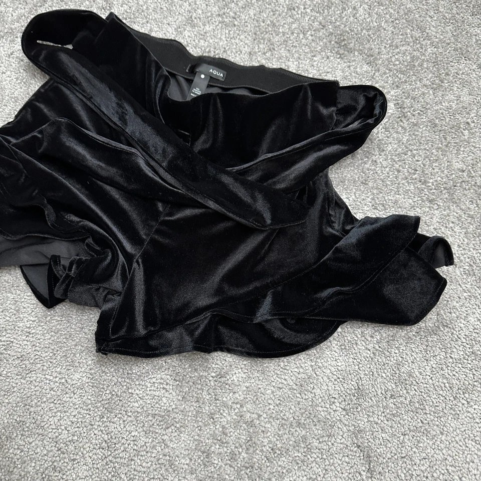 Pantalones cortos Aqua By Bloomingdale's de terciopelo con volantes para mujer pequeños negros elásticos con cinturón Foto 3 de 4