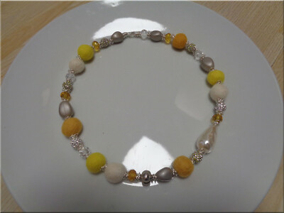 Neu Collier Filz Straß Glas Acryl Metall gelb creme Handarbeit Handmade Unikat
