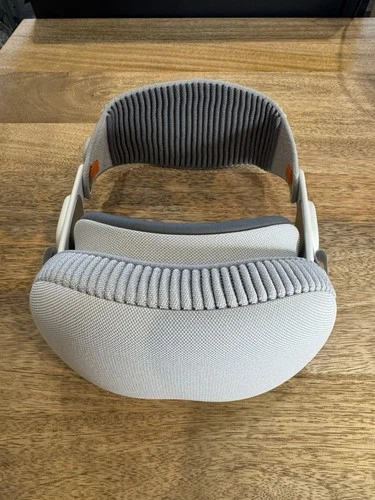 Apple Vision Pro VR Headset 256GB w/ Light Seal-21W/Solo Knit Band-M - Excellent