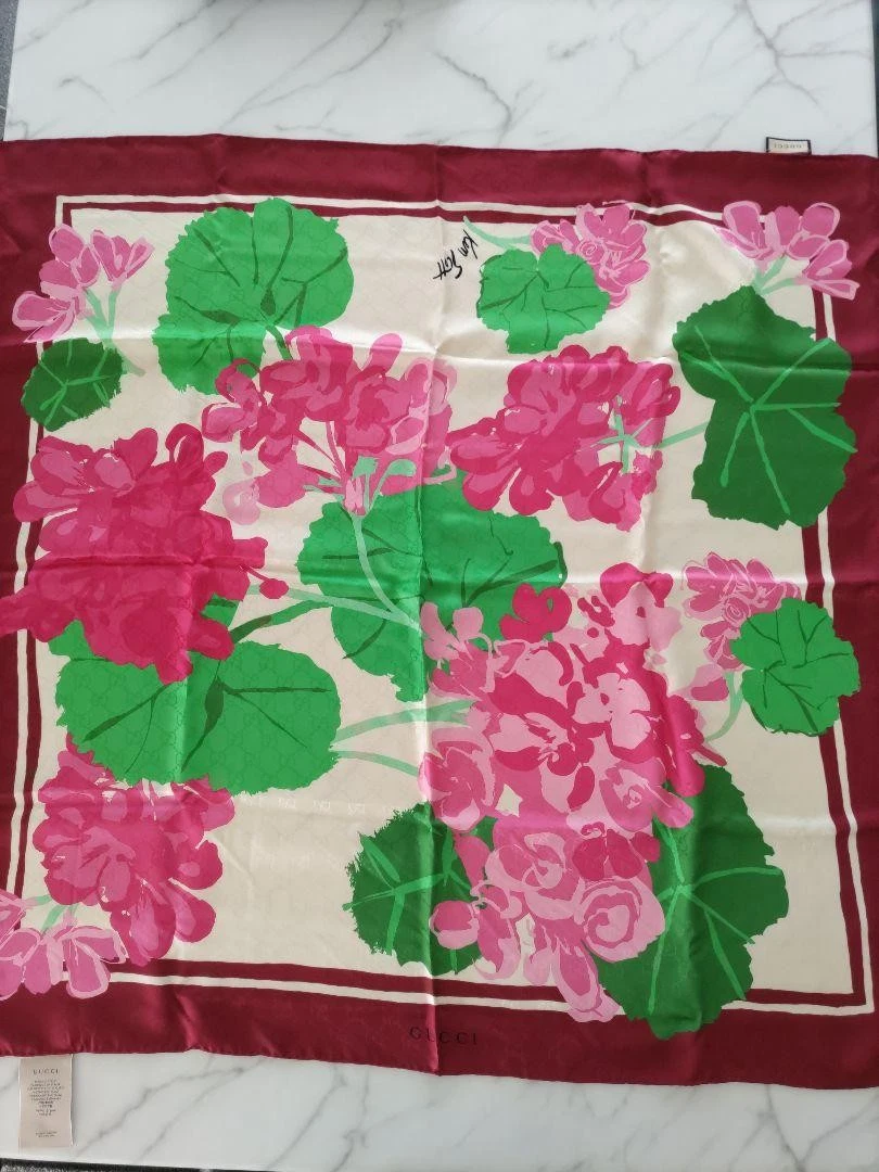 Foulard Gucci Flora en soie rose vert blanc rare motif floral occasion