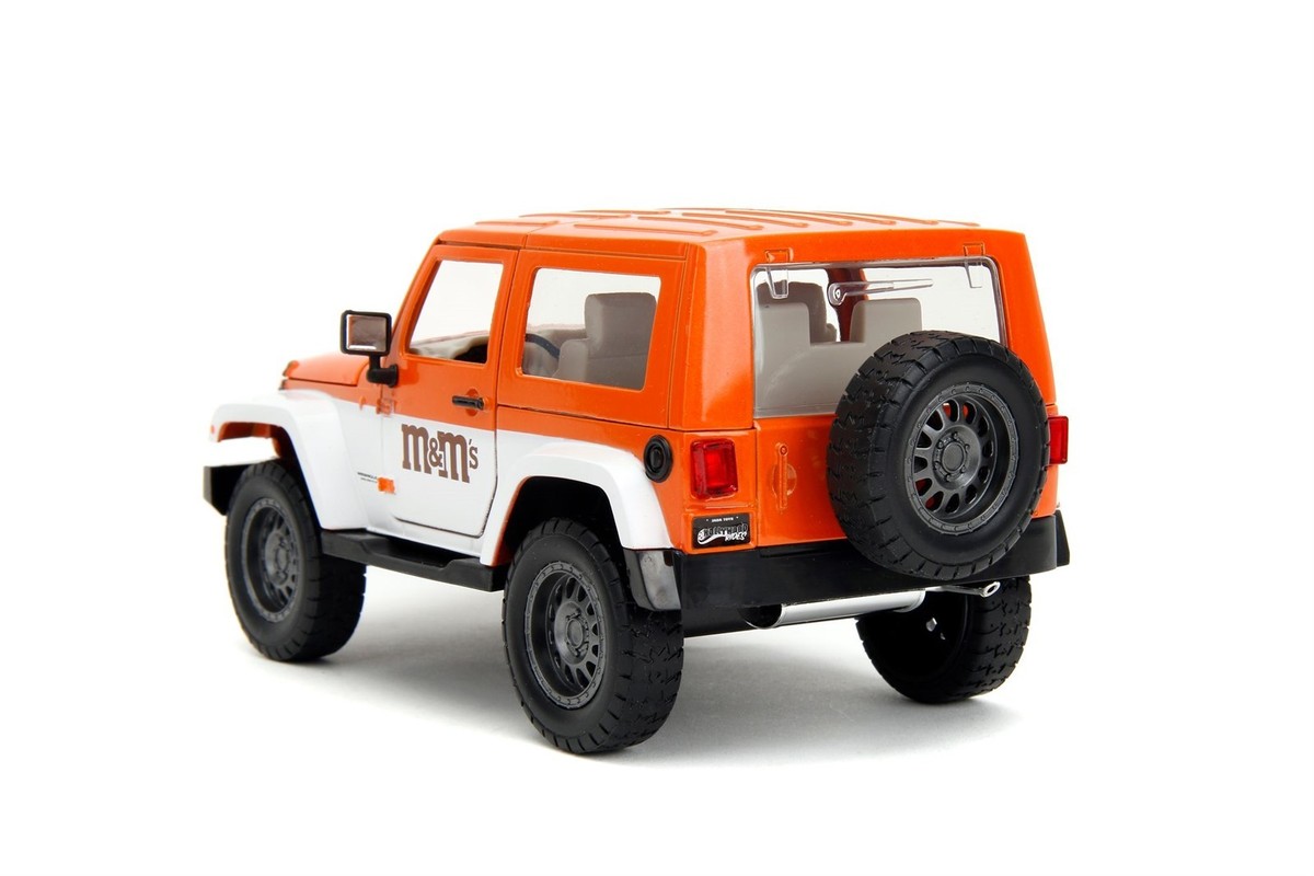 Jada 1:24 Orange M&M's Figure & 2007 Jeep Wrangler Diecast