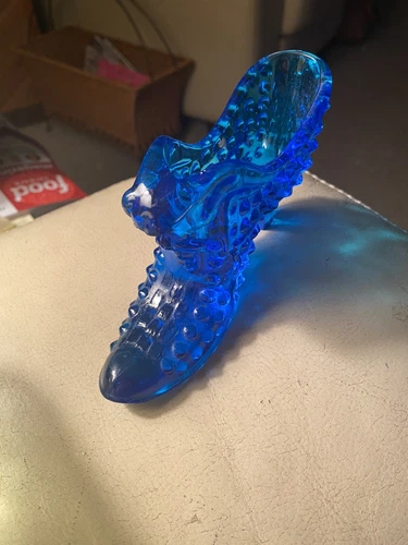 vintage Fenton in Cobalt Hobnail shoe with a cat