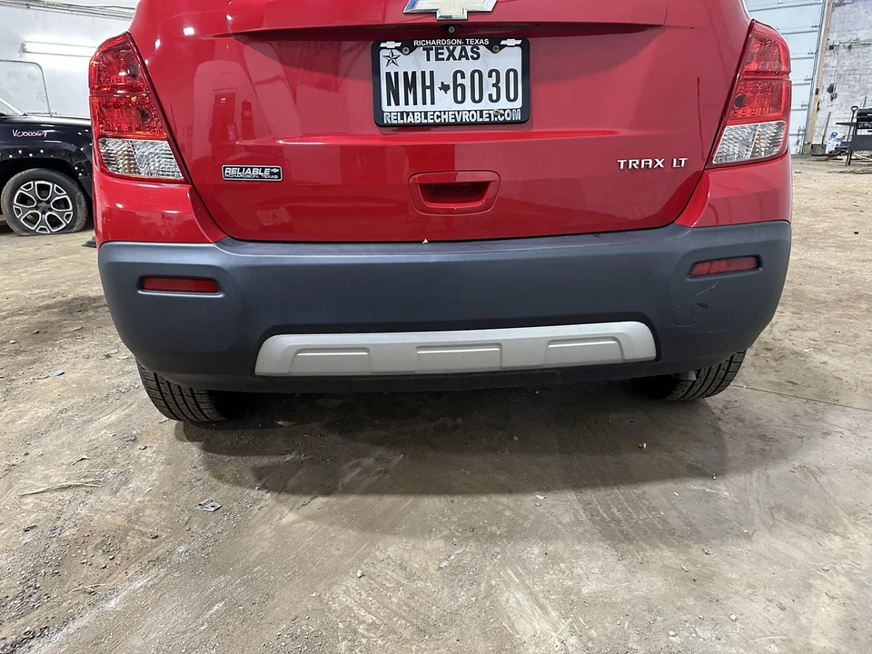 Used Rear Bumper Assembly Rear fits: 2015 Chevrolet Trax w/silver fascia insert - Imagem 3 de 4