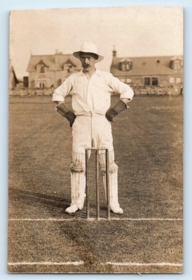 POSTKARTE CRICKET WICKET KEEPER AUF PITCH STÜMPFE RPPC UNBEKANNTER BODEN