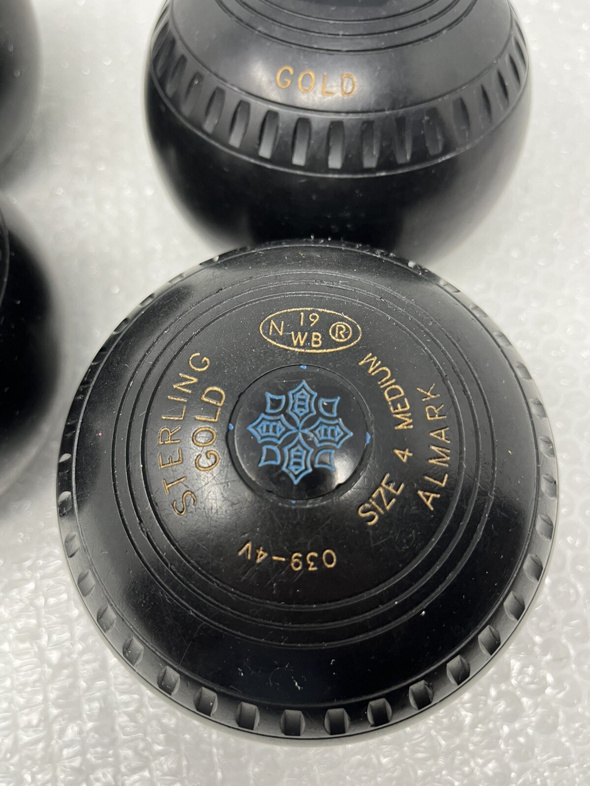 Almark Sterling Gold Set of 4 Lawn Bowls Woods Black Size 4 Medium