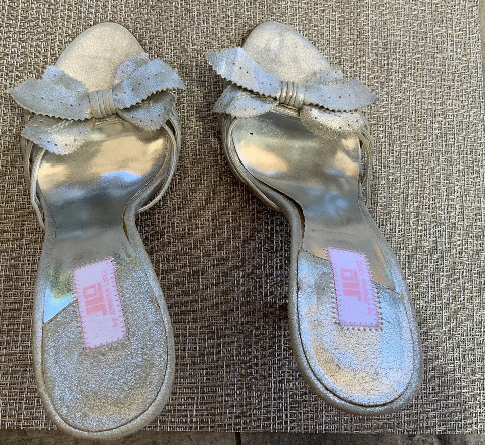 Sandalia de gamuza plateada para mujer JLo By Jennifer Lopez, talla 8 M Foto 3 de 4