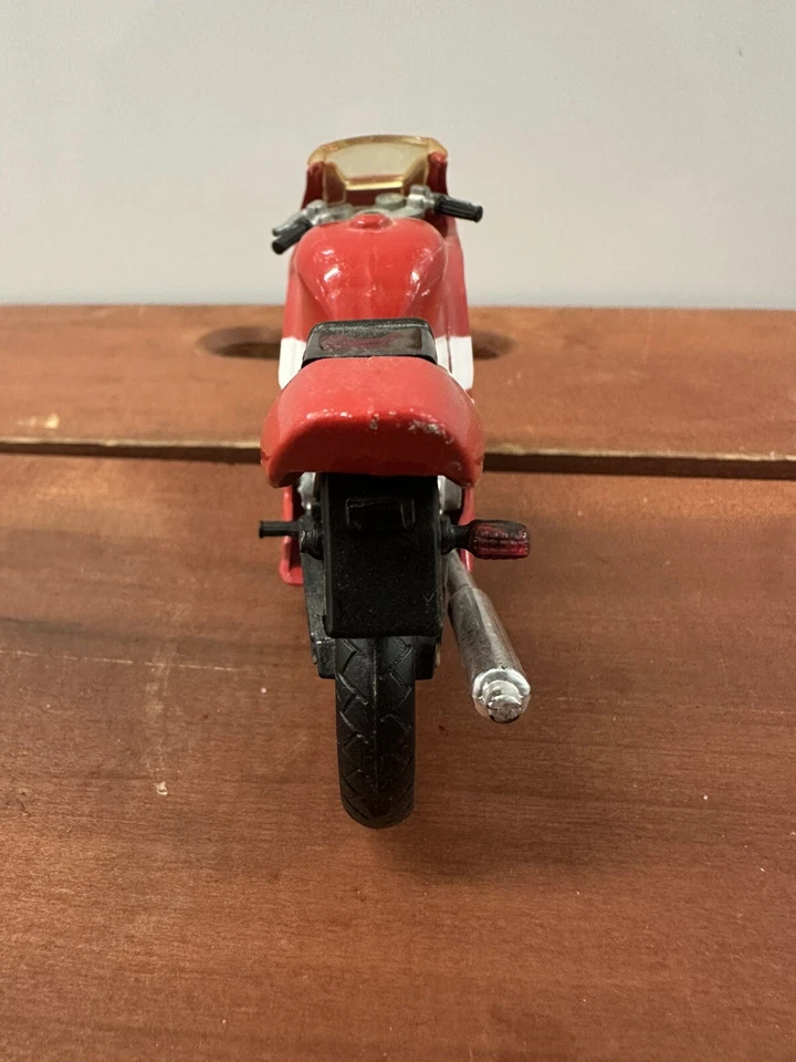 1993 Road Champs Hot Cycles Yamaha RC10 750 1/18 Scale (Red/White) - Image 4 of 4