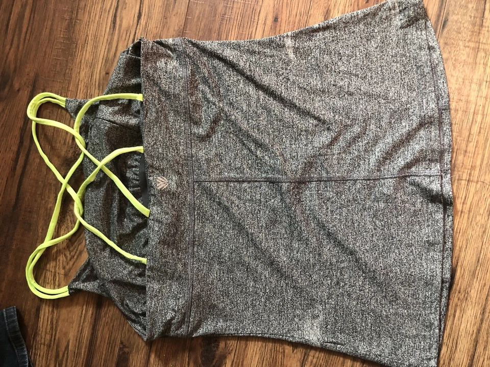 Forever 21 瑜伽背心锻炼绑带灰色上衣,尺寸 L — 第 2/4 张图片