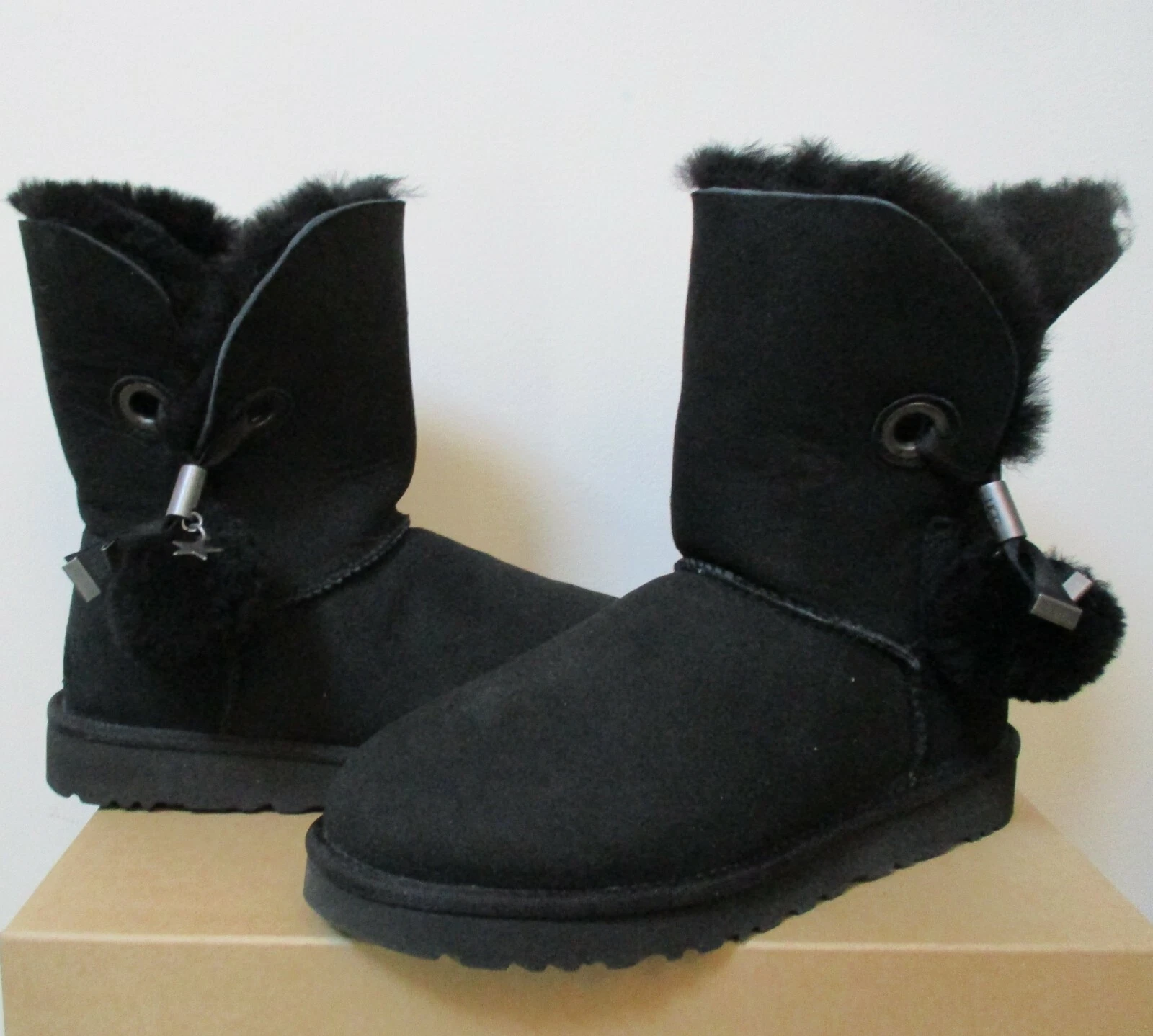 Stivali UGG classici corti IRINA STAR CHARM 8US NERI scamosciati nuovi senza scatola prezzo consigliato dal produttore $230