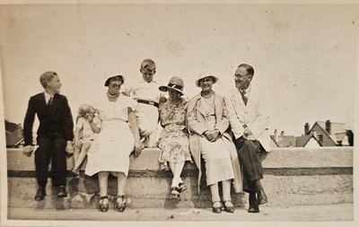 Antike Echt Foto Postkarte (RPPC) - 30er Jahre Familienportrait am Meer