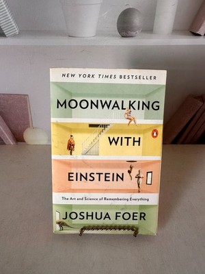 Moonwalking with Einstein : The Art and Science of Remembering Everything...