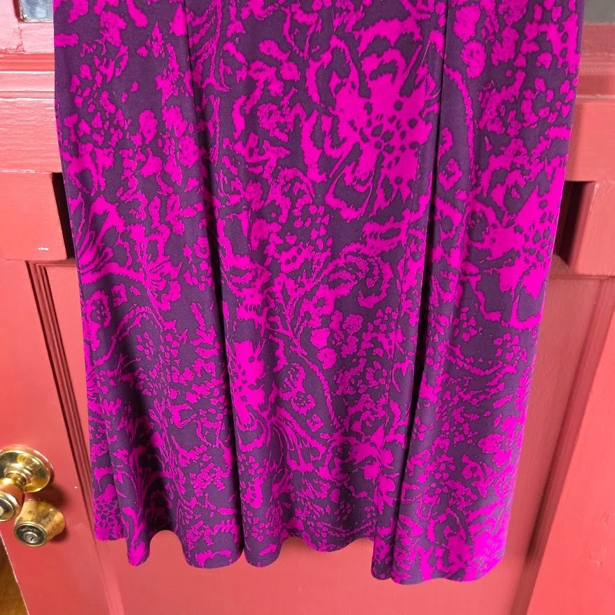 Vestido para mujer Chaps magenta negro estampado floral sin mangas cuello en V talla S Foto 3 de 4