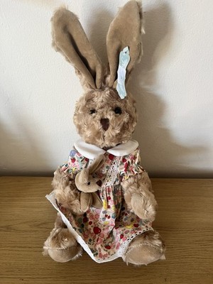 Powell Craft Kaninchen Häschen Blumen- & Obstmuster Kleid 40 cm Stofftier hält Baby