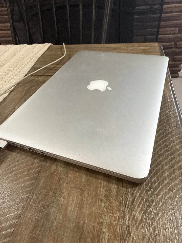 MacBook Pro Retina 13in - 2015 - i5 - 8gb  - Original Box - NO HARD DRIVE - Image 4 of 4