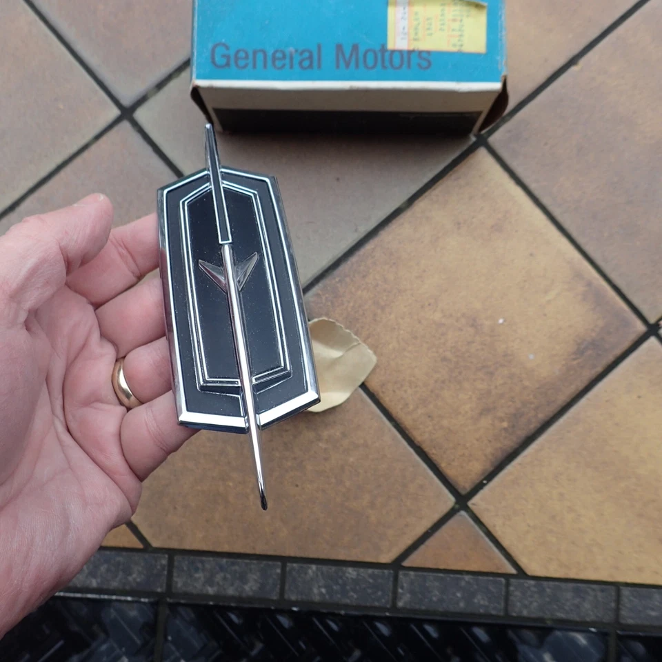 1970-72 Oldsmobile Delta 88 header panel emblem, NOS! 410575 - Image 4 of 4