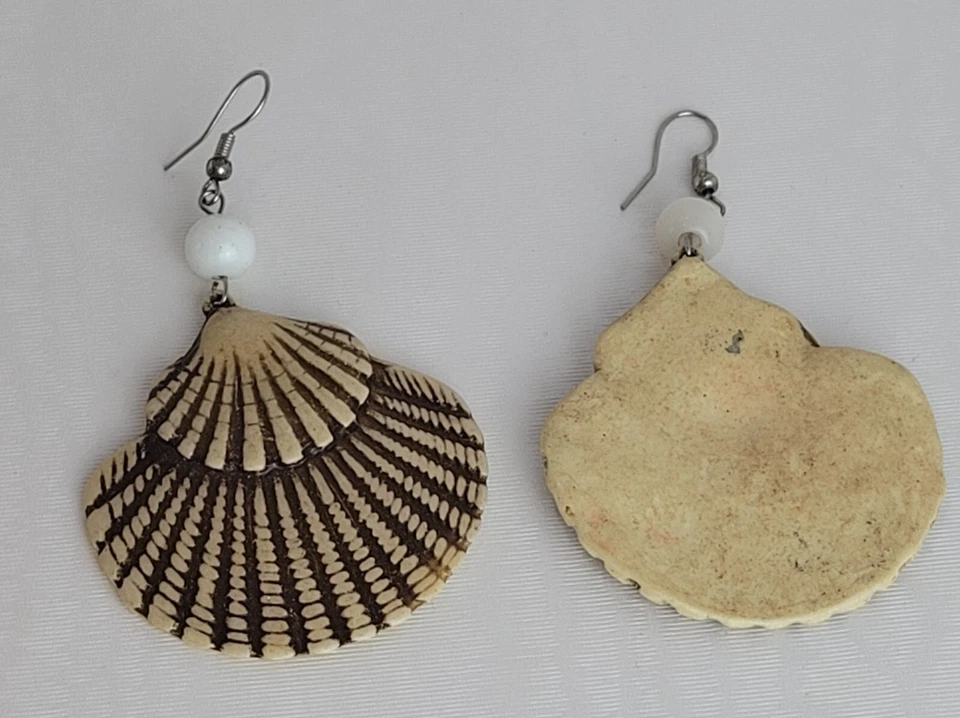 Pendientes colgantes tono plata gancho blanco ojo de gato cuentas redondas beige mar playa concha Foto 4 de 4