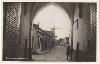 ZIERIKZEE. Doorkijk Nobelpoort. Oude gebruikte Ansichtkaart.