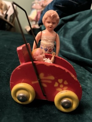 50er Jahre Miniatur Puppenwagen Holz Kinderwagen mit 2 Minipuppen