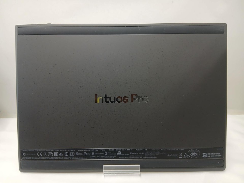 Wacom PTK670K0C Intuos Pro Medium Graphic Drawing Tablet Pro Pen 3 Nibs ...