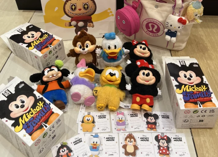 POP MART Mickey Family Cute Together Keychain Series Figures 5.51-5.91inches - Image 3 of 4