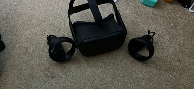 oculus quest 1 headset and controllers