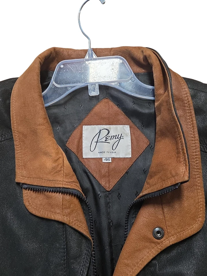 Jaqueta Bombardeiro Remy Couro Camurça Masculina 46 Preta Marrom Zíper Completo Fabricada nos EUA Usada - Imagem 2 de 4
