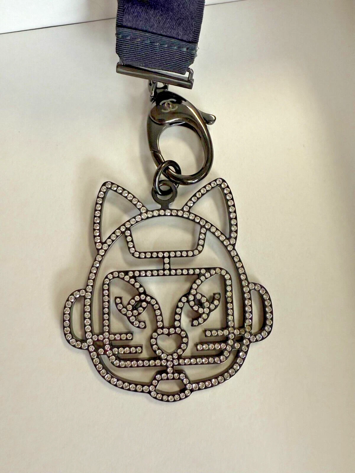 Nuovo CHANEL 2017 Collana Gatto Cordino Cristallo Strass Nero Gatto Charm CC Logo