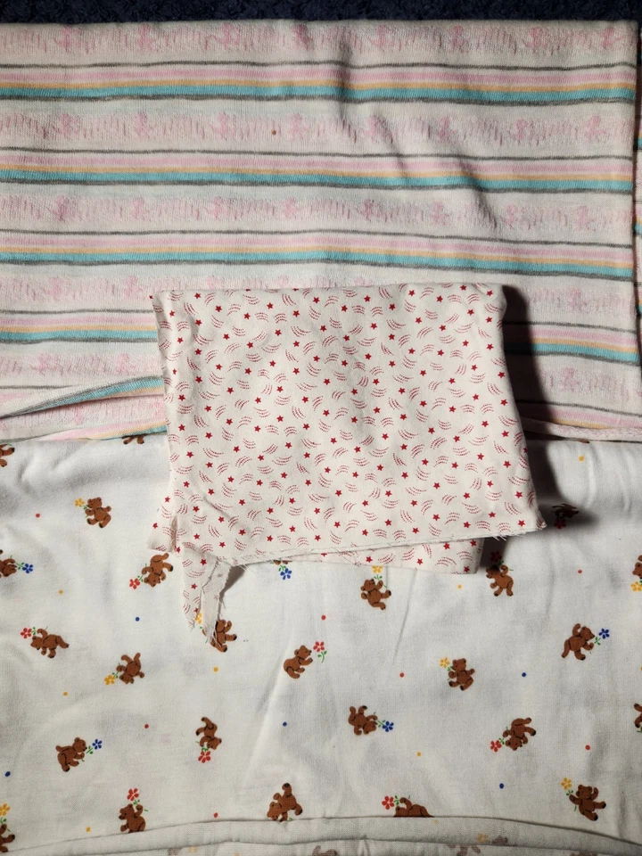 Lote De Colección Oso De Peluche Globo Bebé Pato Y Estrellas Rojas Tela Algodón Foto 2 de 4