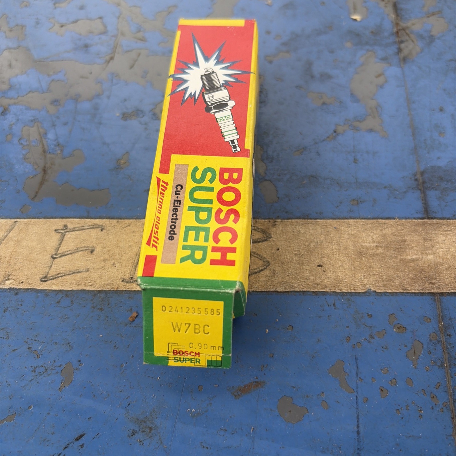 Bosch Super -- Spark Plug -- #7597 #0241235585 -- NEW