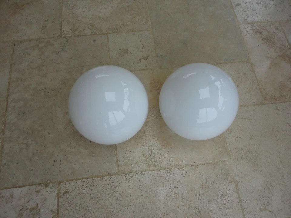 2 LUSTRES  GLOBES BLANCS ANCIENS VINTAGE diamètre 24 cm - Photo 3/4