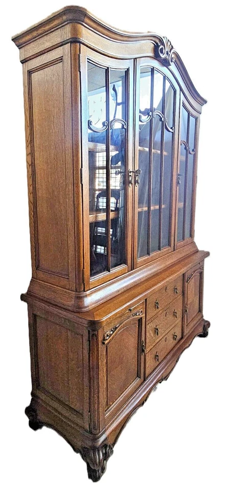 Gabinete de porcelana de roble aserrado vintage Country French Luis XV tallado años 30 Foto 3 de 4