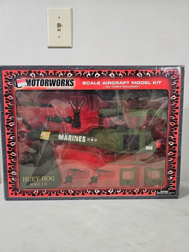 1:32 Motorworks Diecast Vietnam Hueg Hog Marines UH1C Hellocopter Collectible