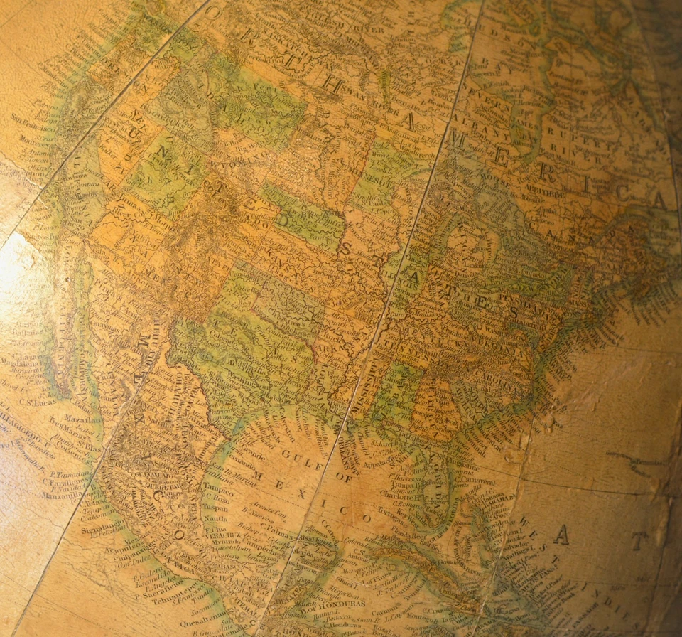 Globo antiguo Gilman Joslin 16". Alrededor de 1870. 42" de alto. Soporte de hierro rococó. Foto 4 de 4